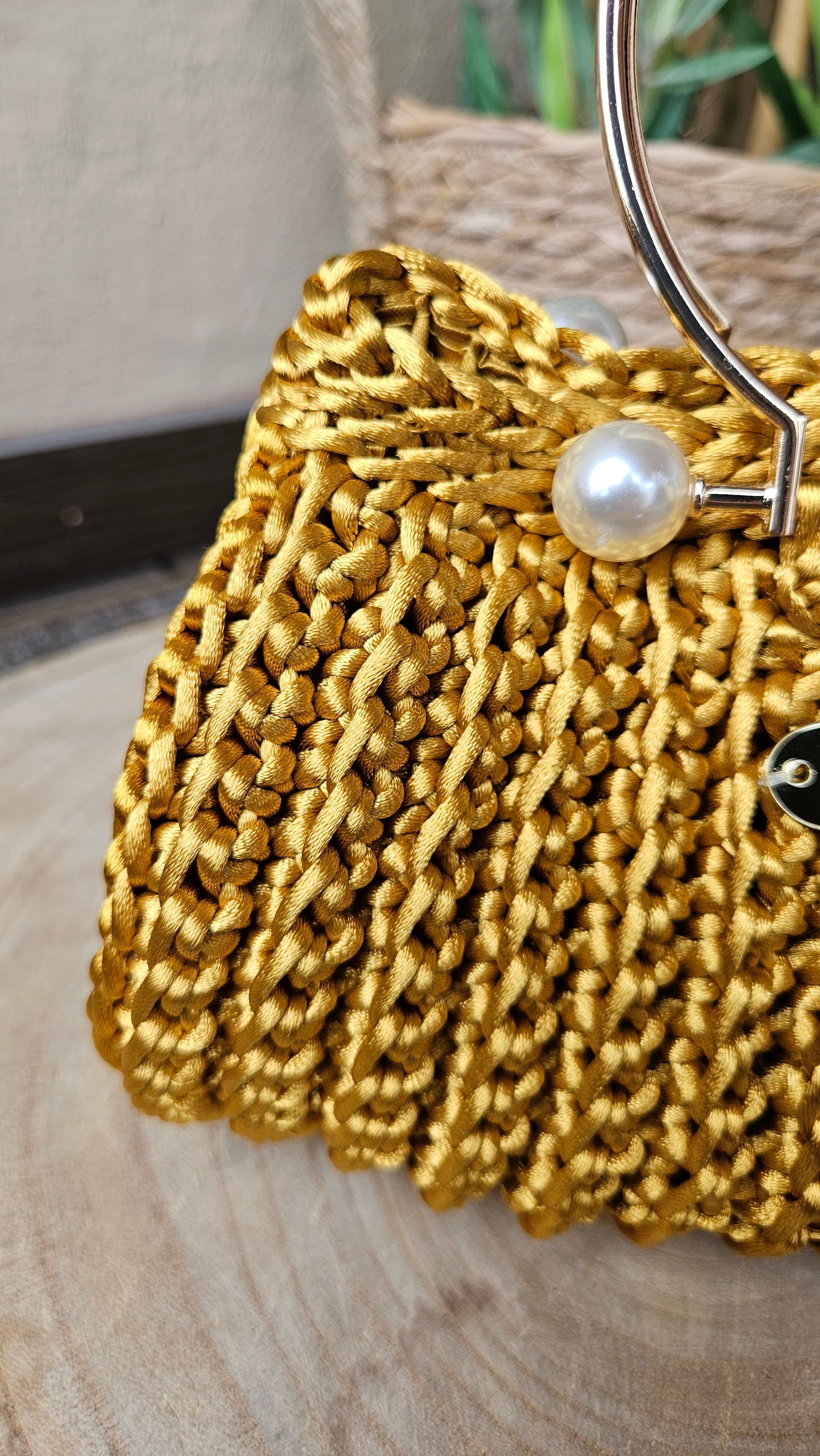 Bolso Perla – Crochet Satinado con Asas de Perlas