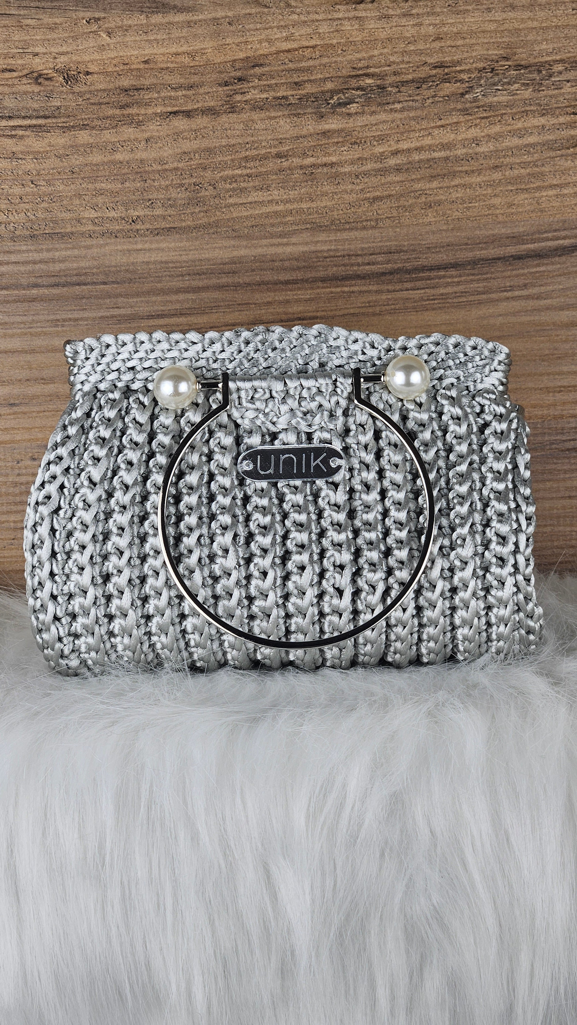 Bolso Perla – Crochet Satinado con Asas de Perlas