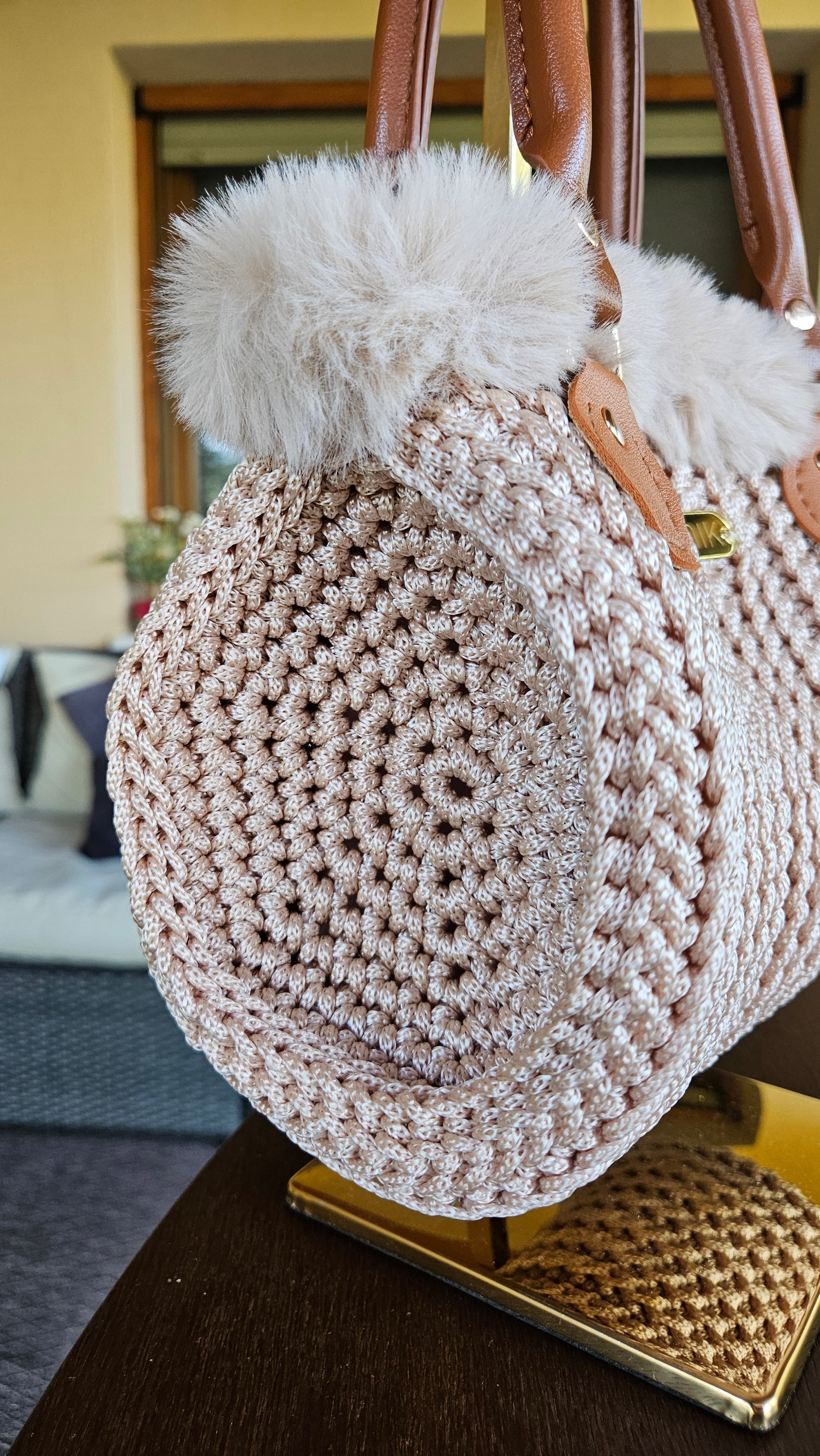 Bolso Nòrdic – Crochet Artesanal con Ribete de Pelo