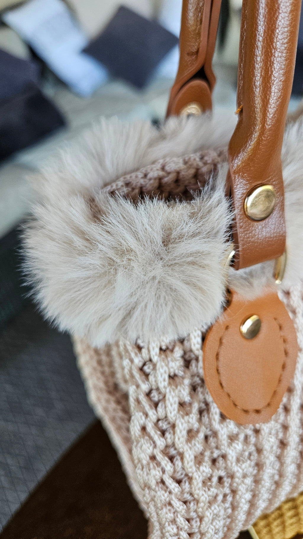 Bolso Nòrdic – Crochet Artesanal con Ribete de Pelo
