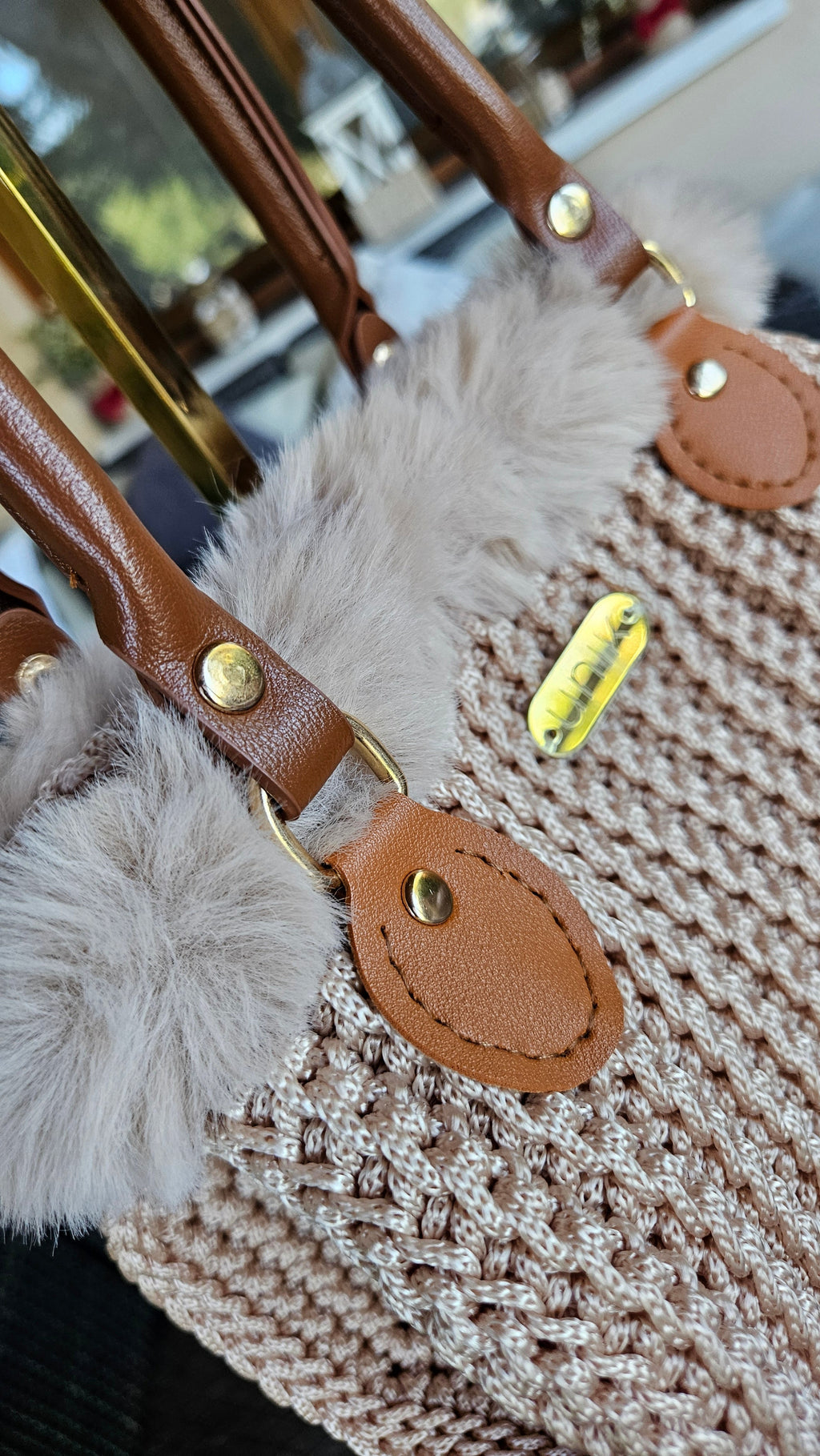 Bolso Nòrdic – Crochet Artesanal con Ribete de Pelo