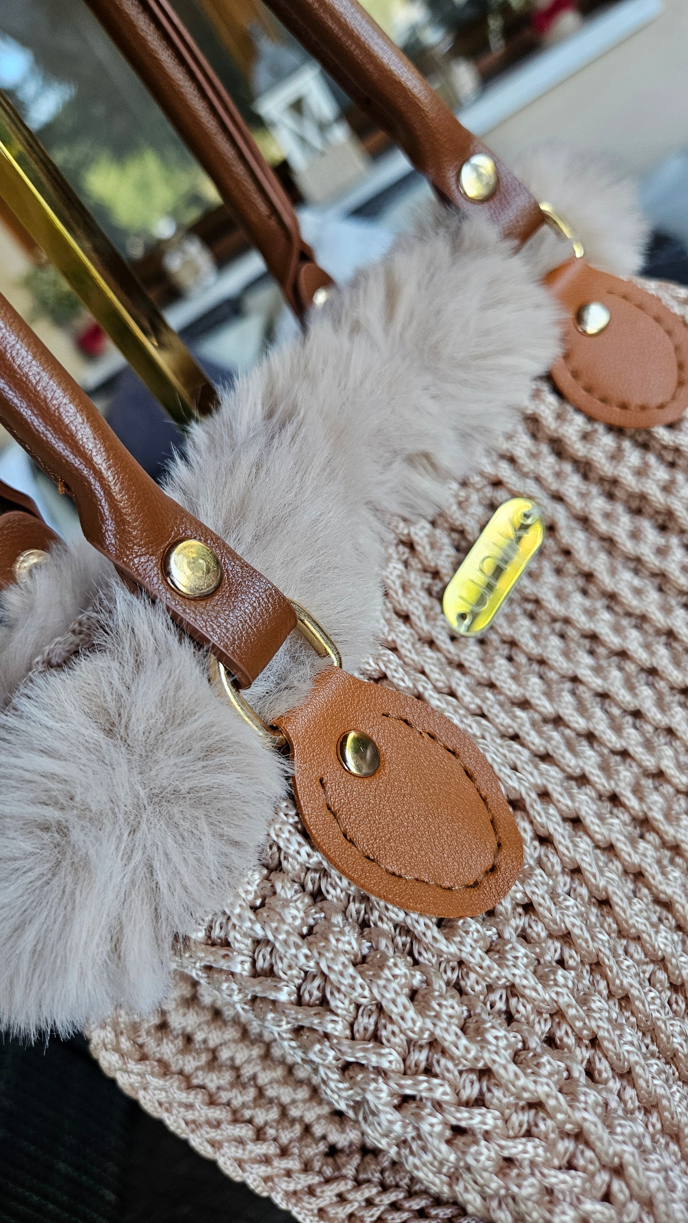 Bolso Nòrdic – Crochet Artesanal con Ribete de Pelo
