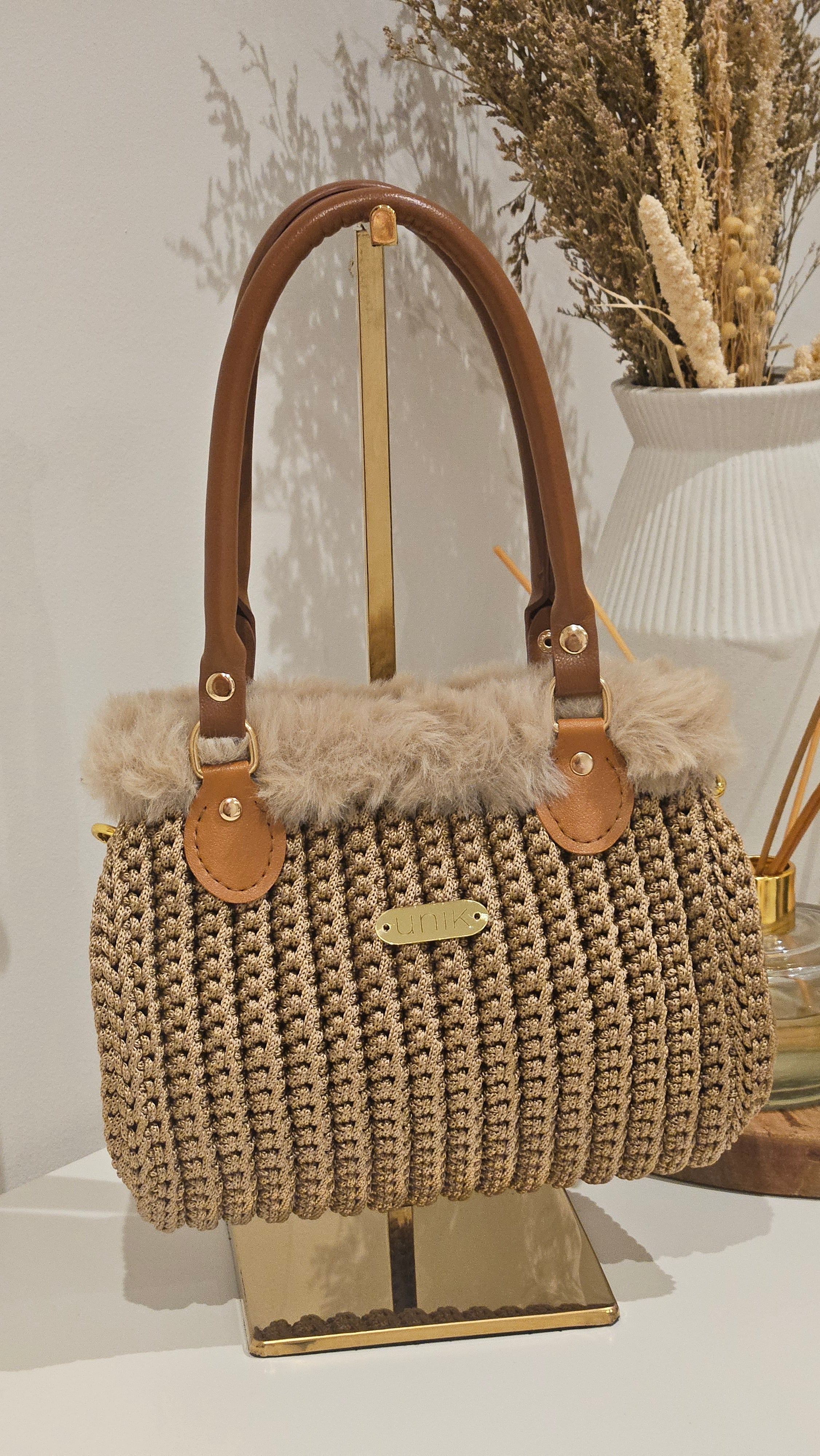 Bolso Nòrdic – Crochet Artesanal con Ribete de Pelo