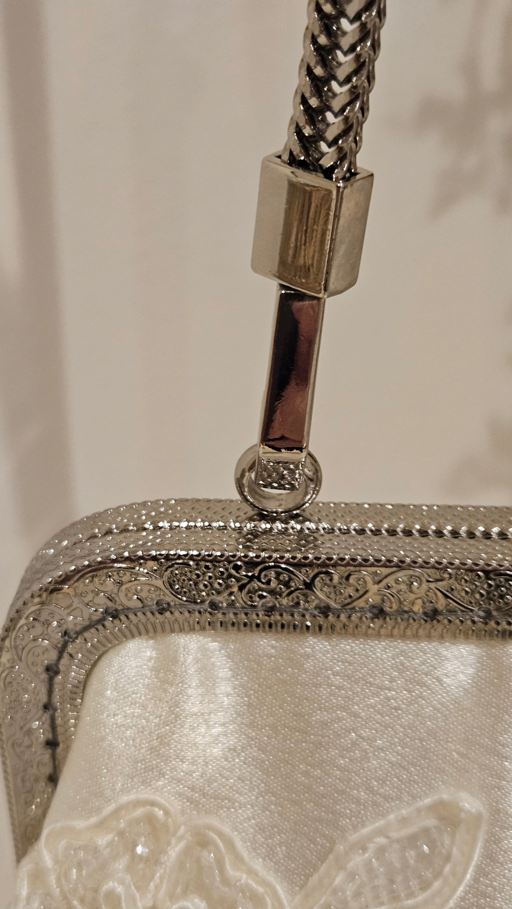 Clutch Bride – Bolso de Novia Artesanal con Flores Bordadas