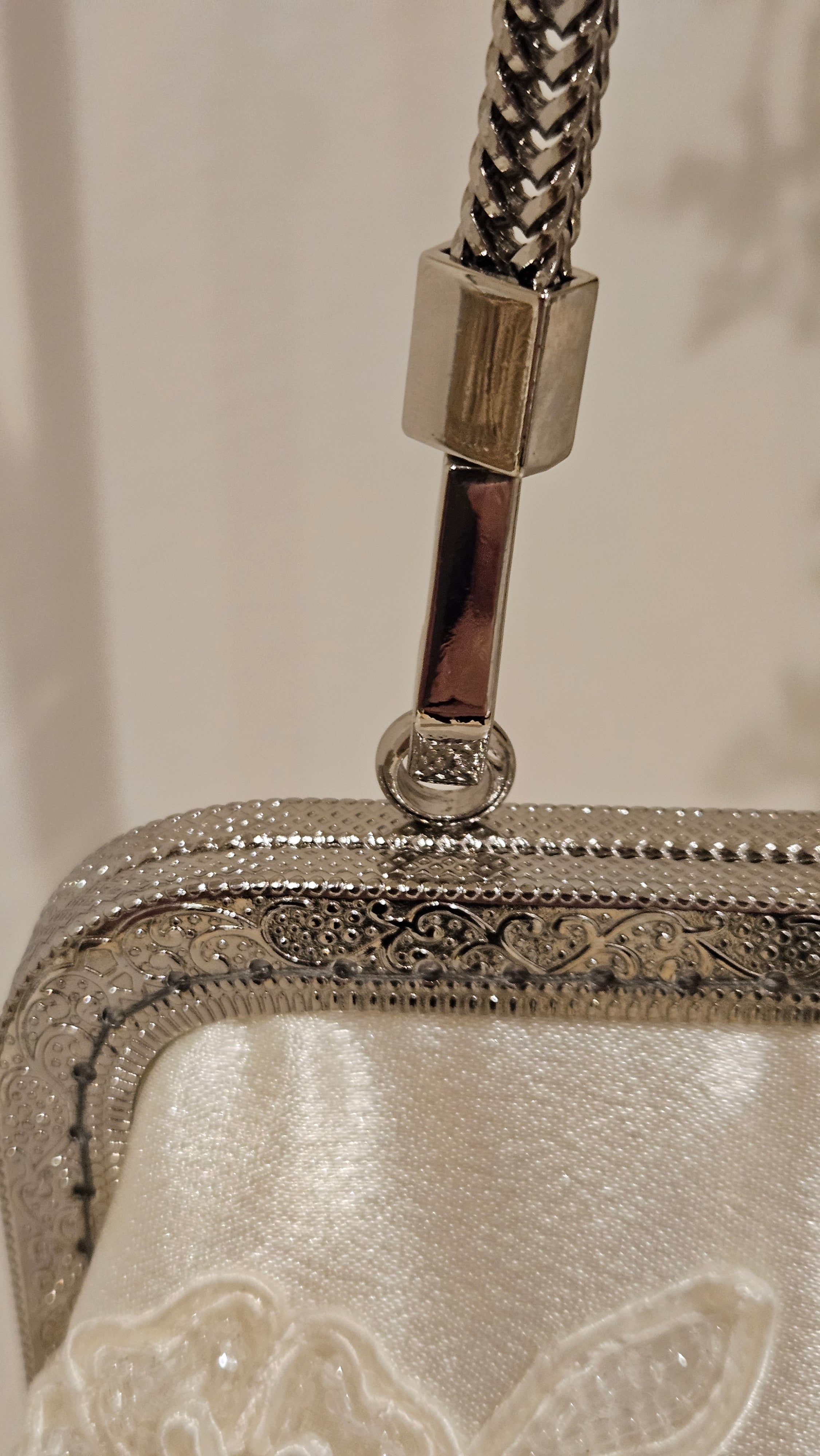 Clutch Bride – Bolso de Novia Artesanal con Flores Bordadas