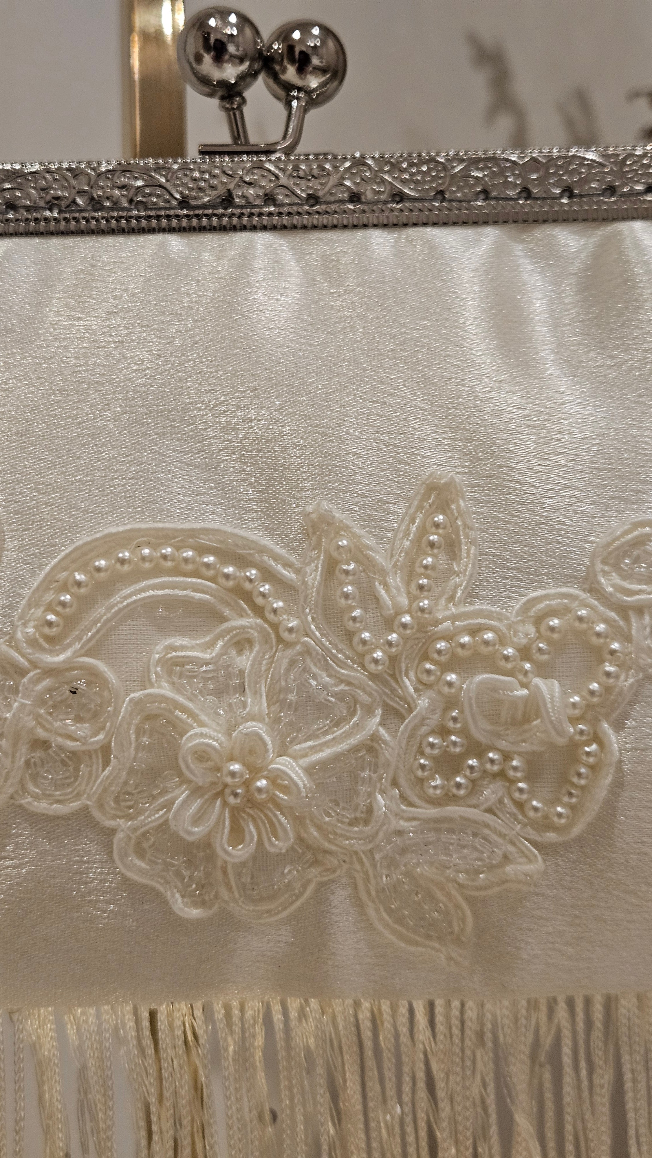Clutch Bride – Bolso de Novia Artesanal con Flores Bordadas