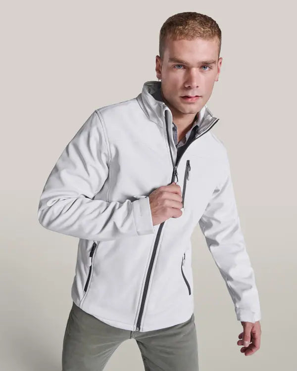 Softshell compuesto por 2 capas, con cremallera invertida efecto sellado, con protector de barbilla combinada y tirador Vetonek