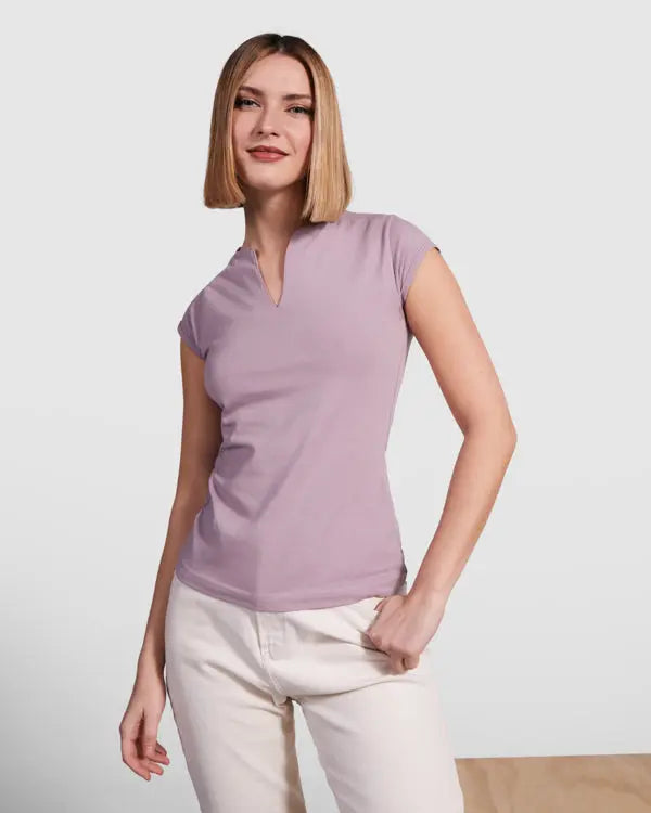 Camiseta entallada de cuello redondo con abertura en V, semi-manga al hombro ribeteada y costuras laterales Vetonek