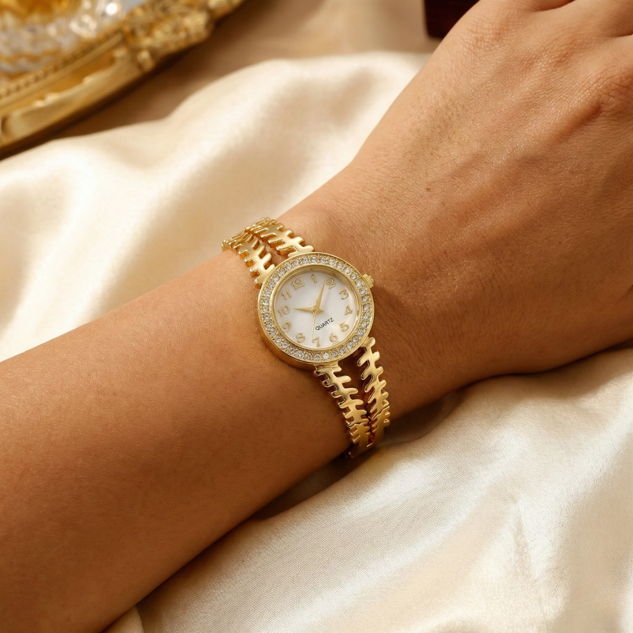 Reloj de Brazalete Rígido Calado con Cristales – 100% Acero Bañado en Oro 18K