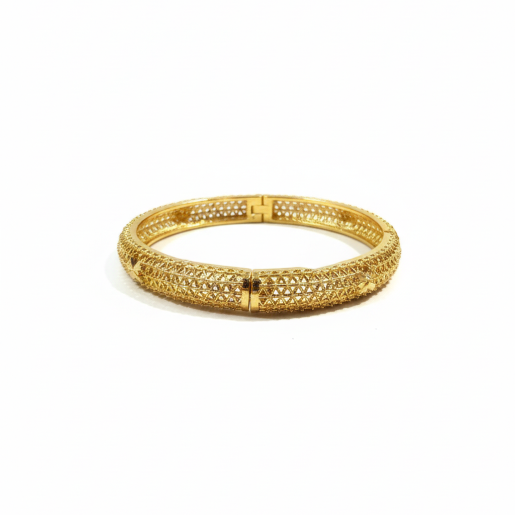 Brazalete Rígido Calado con Diseño Geométrico de Acero Chapado en Oro 18K