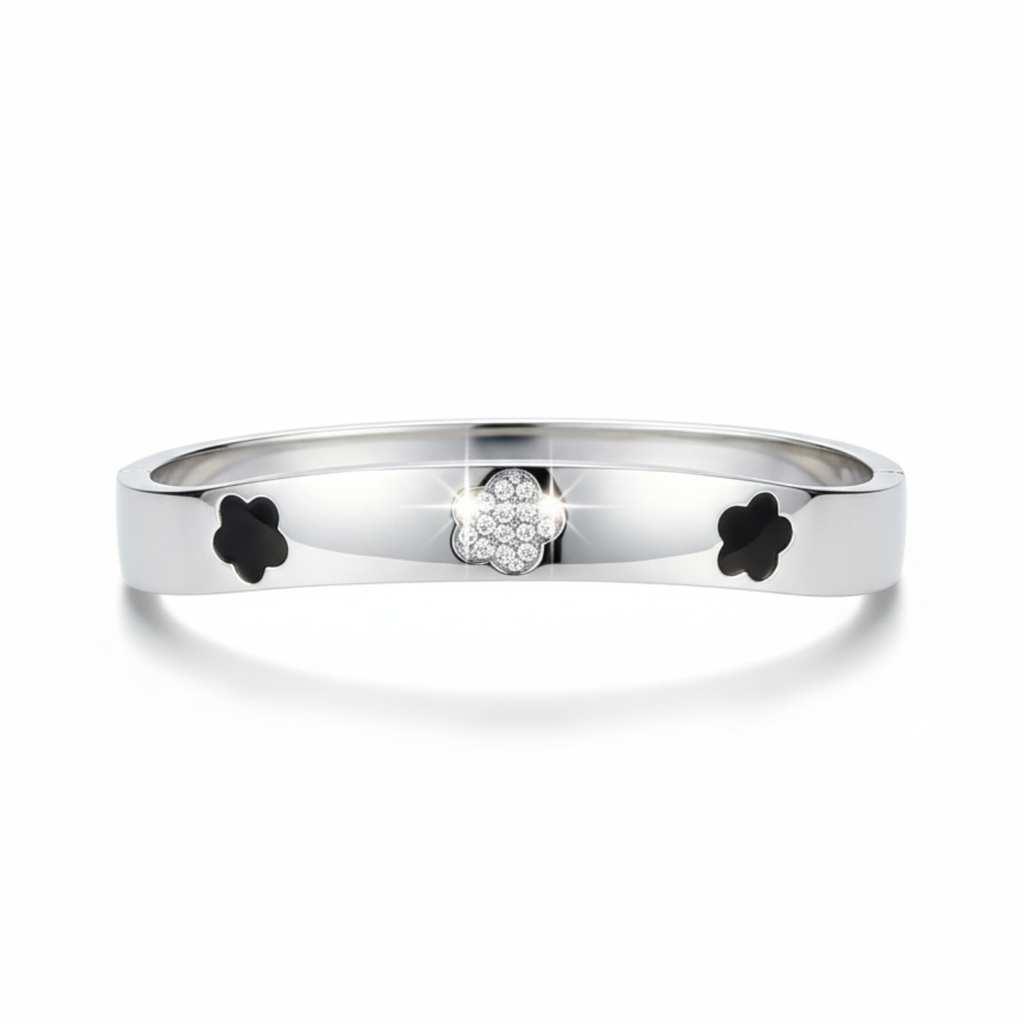 Brazalete Rígido Abierto de Acero Chapado en Plata con Tréboles Bicolores y Brillantes