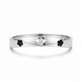 Brazalete Rígido Abierto de Acero Chapado en Plata con Tréboles Bicolores y Brillantes