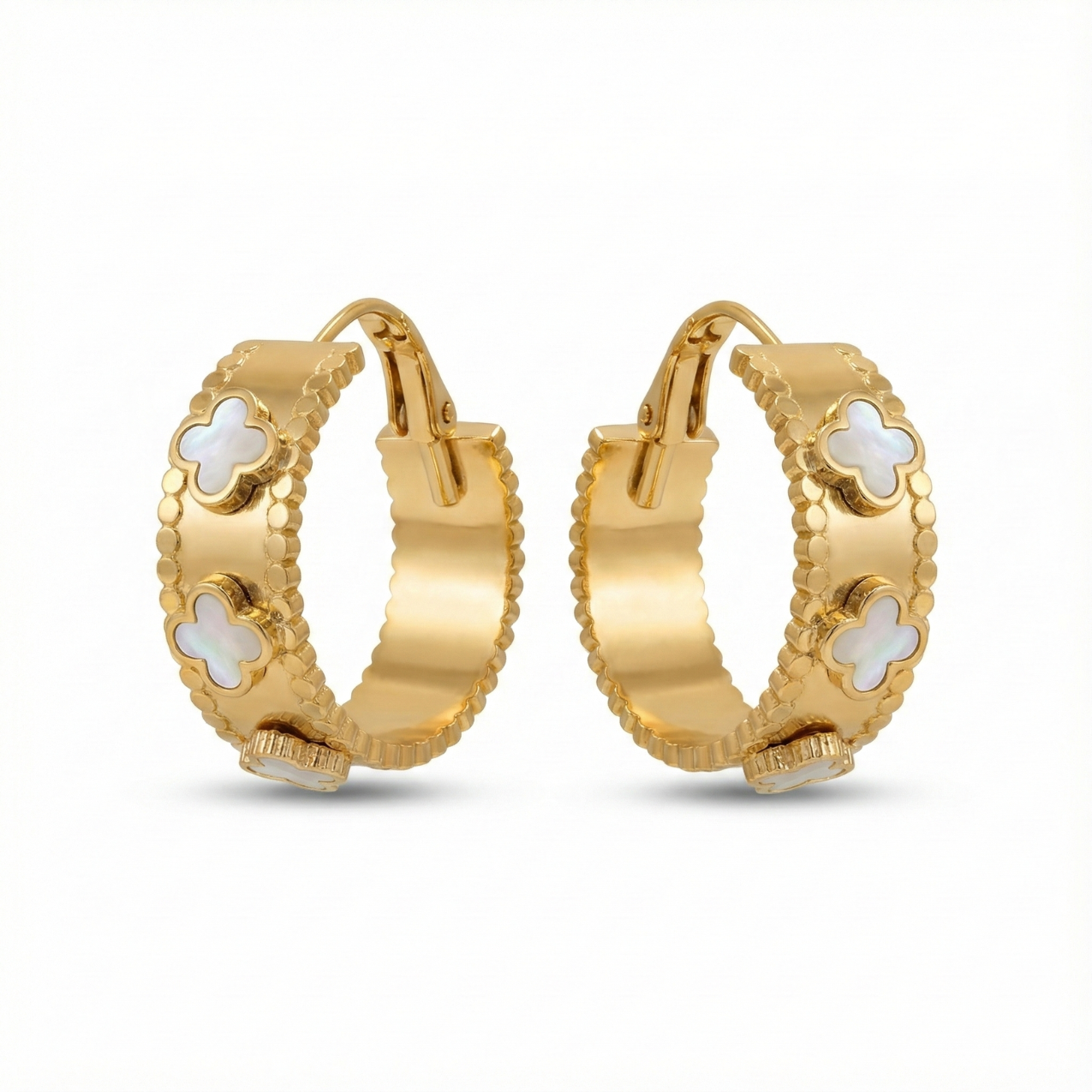 Pendientes de Aro con Detalle de Trébol Blanco - 100% Acero Bañado en Oro 18K