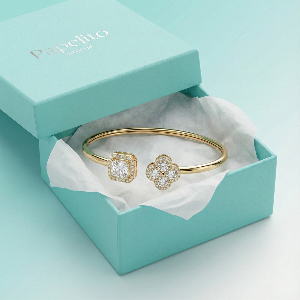 Brazalete Abierto con Cuadrado y Trébol de Circonitas - 100% Acero Bañado en Oro 18K