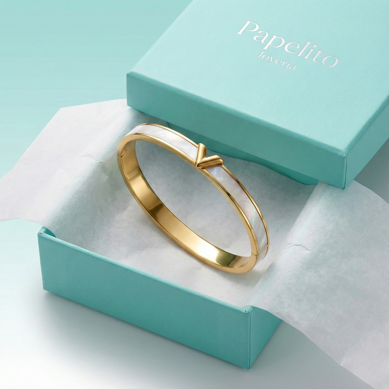 Pulsera con Detalle de Corazón y Esmalte Blanco - 100% Acero Bañado en Oro de 18K