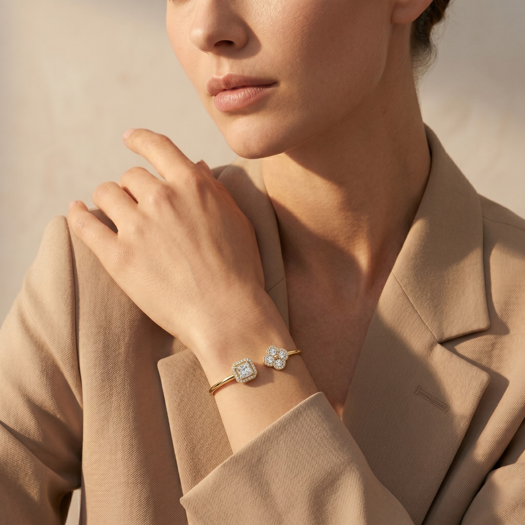 Brazalete Abierto con Cuadrado y Trébol de Circonitas - 100% Acero Bañado en Oro 18K