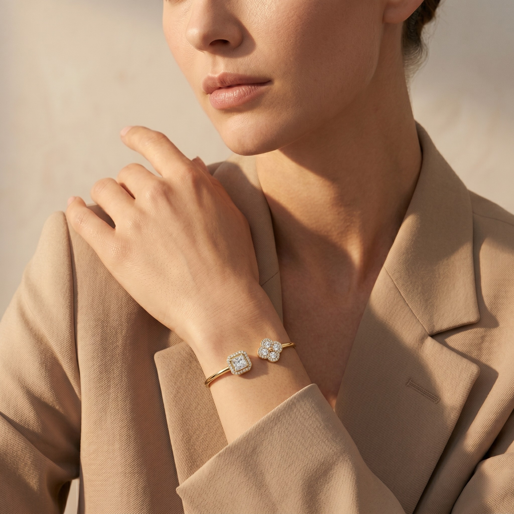 Brazalete Abierto con Cuadrado y Trébol de Circonitas - 100% Acero Bañado en Oro 18K