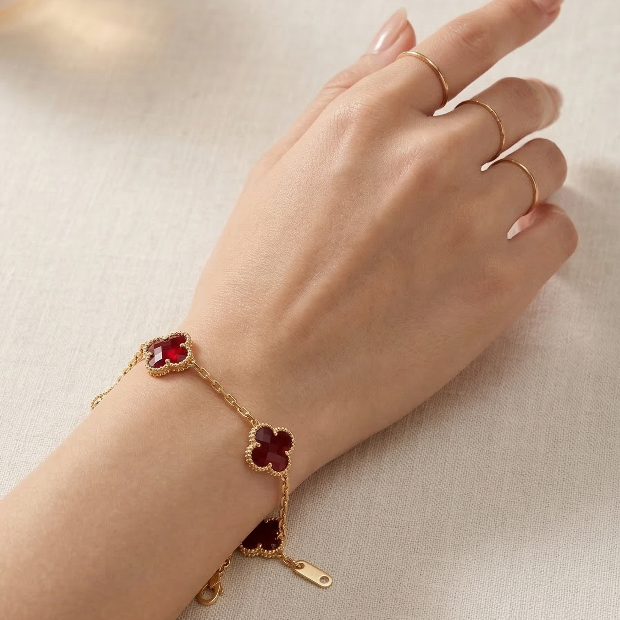 Pulsera de Trébol Rojo 100% Acero Bañado en Oro 18K
