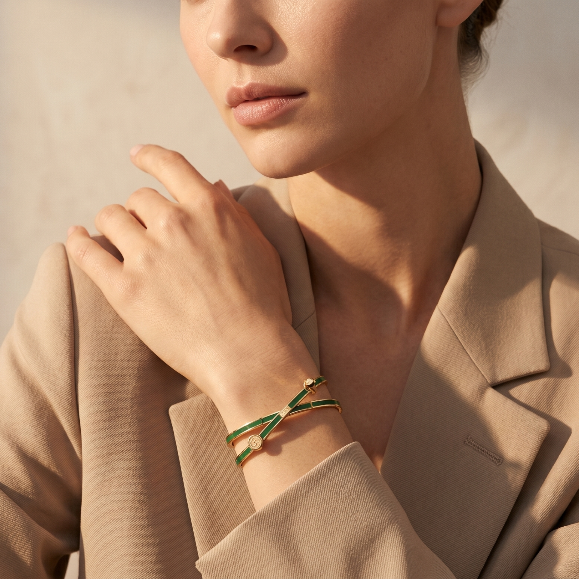 Pulsera Rígida Diseño Clavo con Esmalte Verde - 100% Acero Bañado en Oro 18K