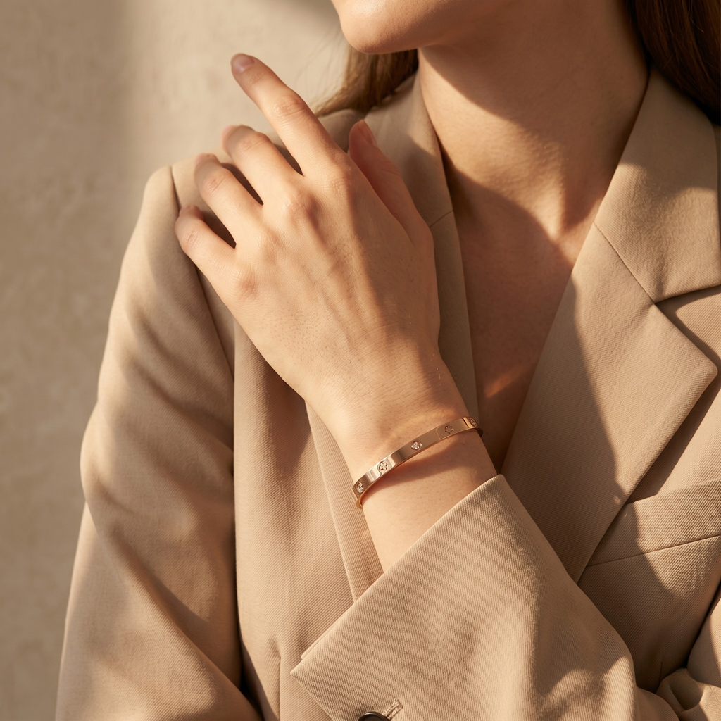 Pulsera "Amor Eterno" con Detalles de Tornillos y Circonitas - 100% Acero Bañado en Oro de 18K
