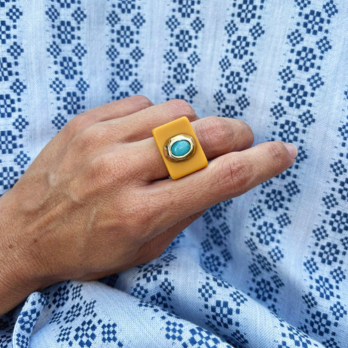 Anillo grande color mostaza turquesa