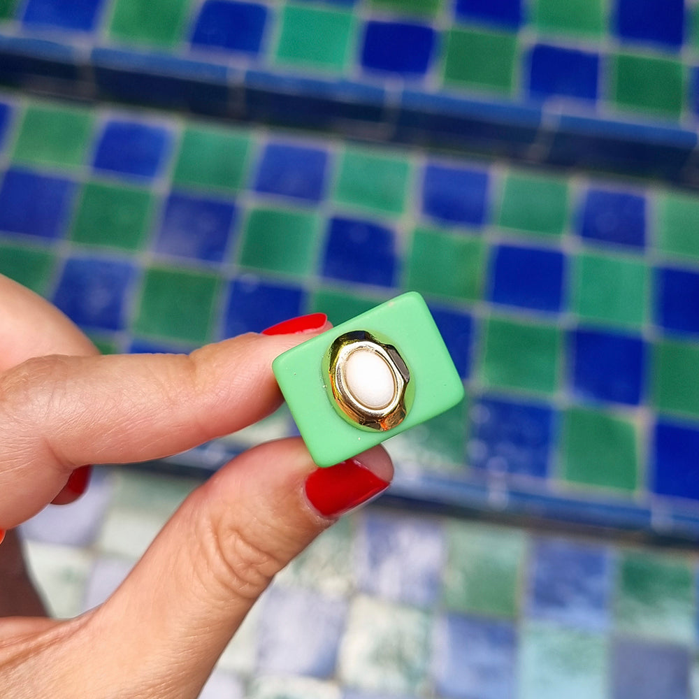 Anillo grande color verde con porcelana blanca