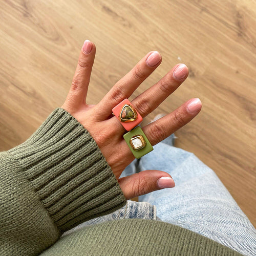 Anillo para mujer color rosa chicle con unakita