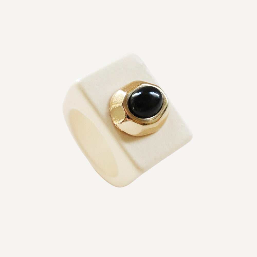Anillo mujer crema con onix SAIRA