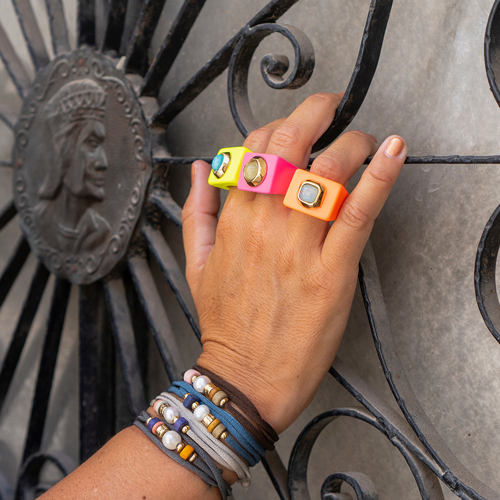 Anillo para mujer fucsia fluor con piedra natural aventurina