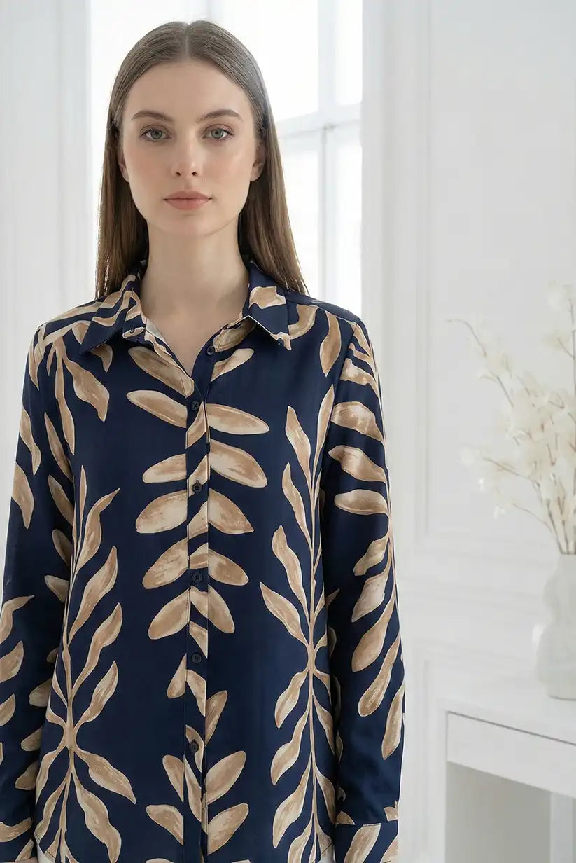 Blusa estampada en azul marino con hojas beige