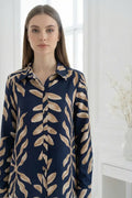 Blusa estampada en azul marino con hojas beige