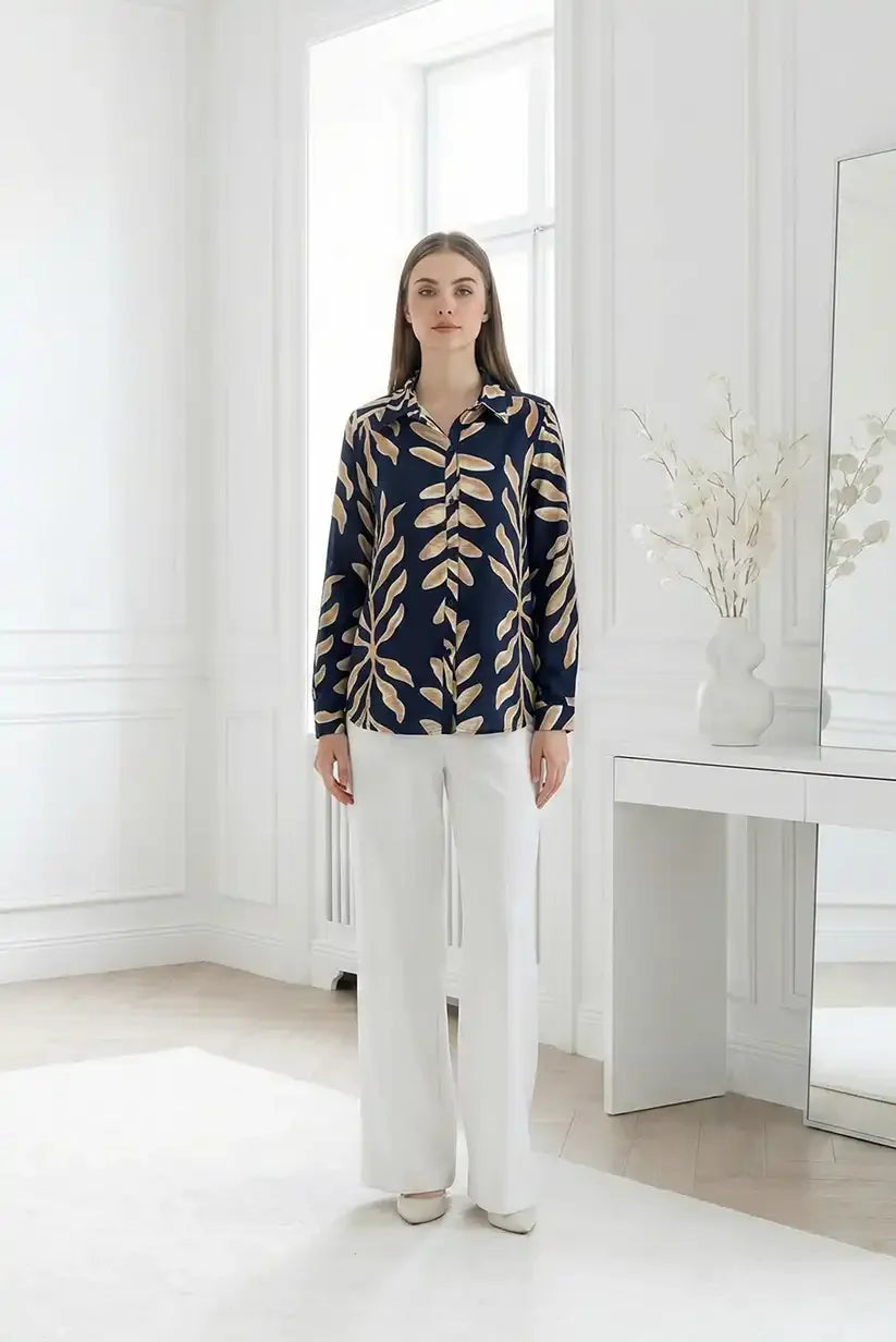 Blusa estampada en azul marino con hojas beige