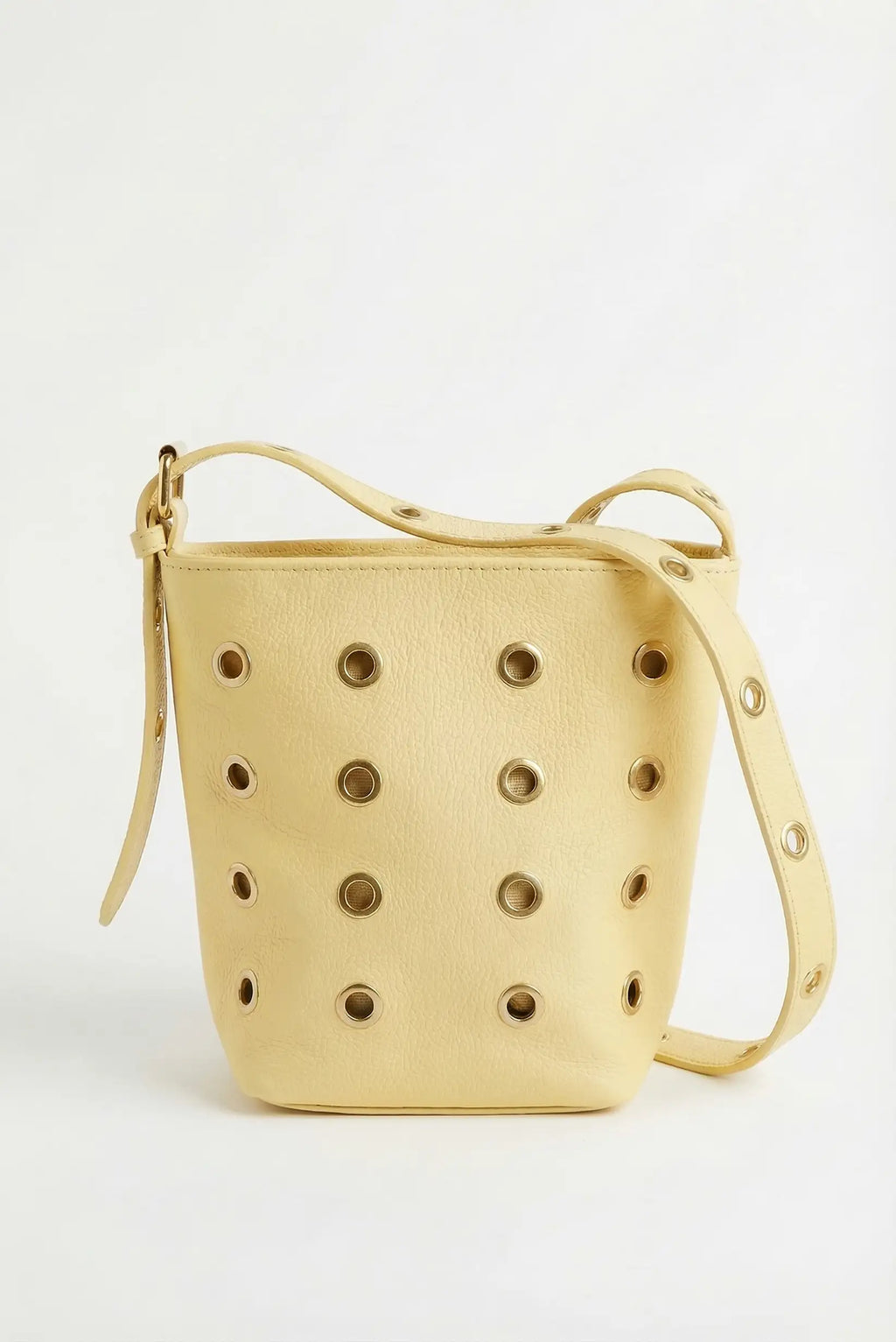 Bolso mujer bandolera con tachuelas doradas