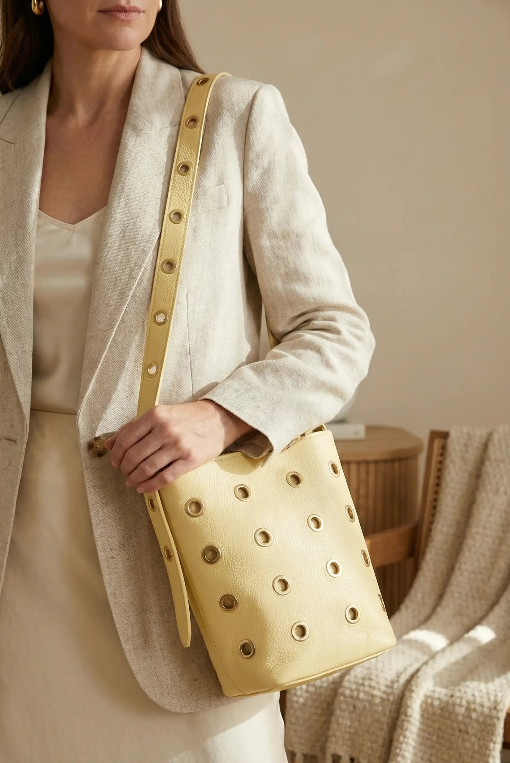 Bolso mujer bandolera con tachuelas doradas