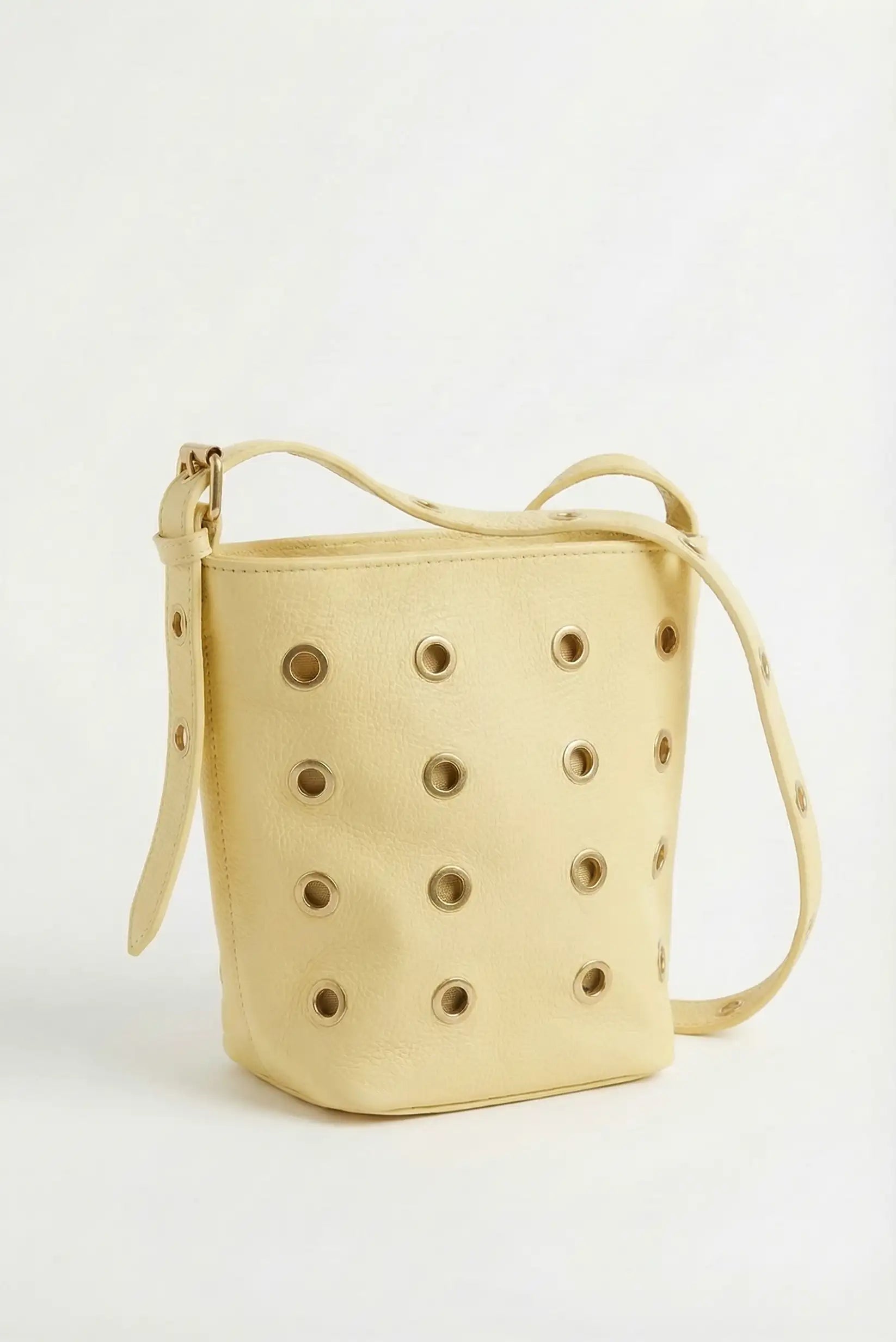 Bolso mujer bandolera con tachuelas doradas