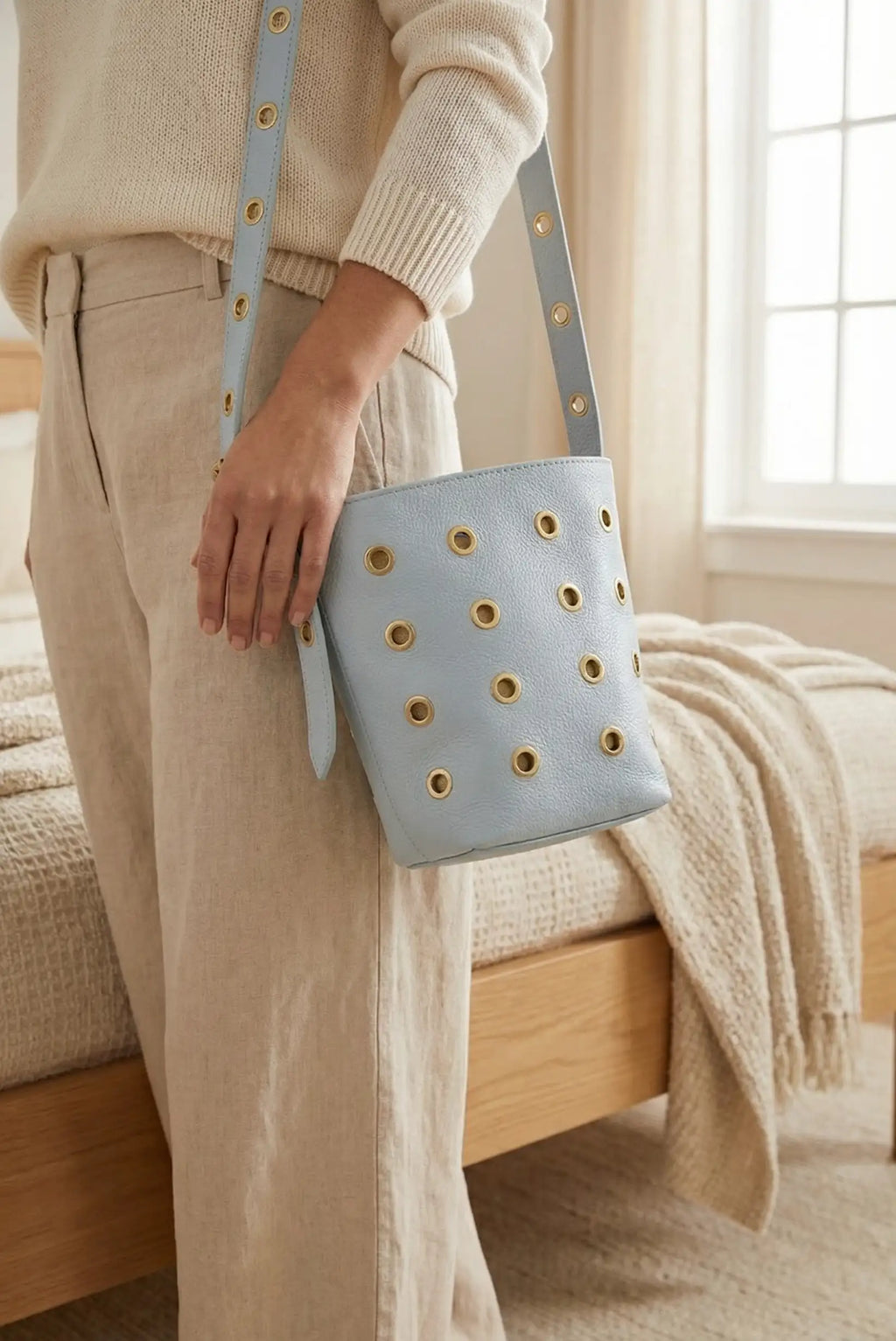 Bolso mujer bandolera con tachuelas doradas