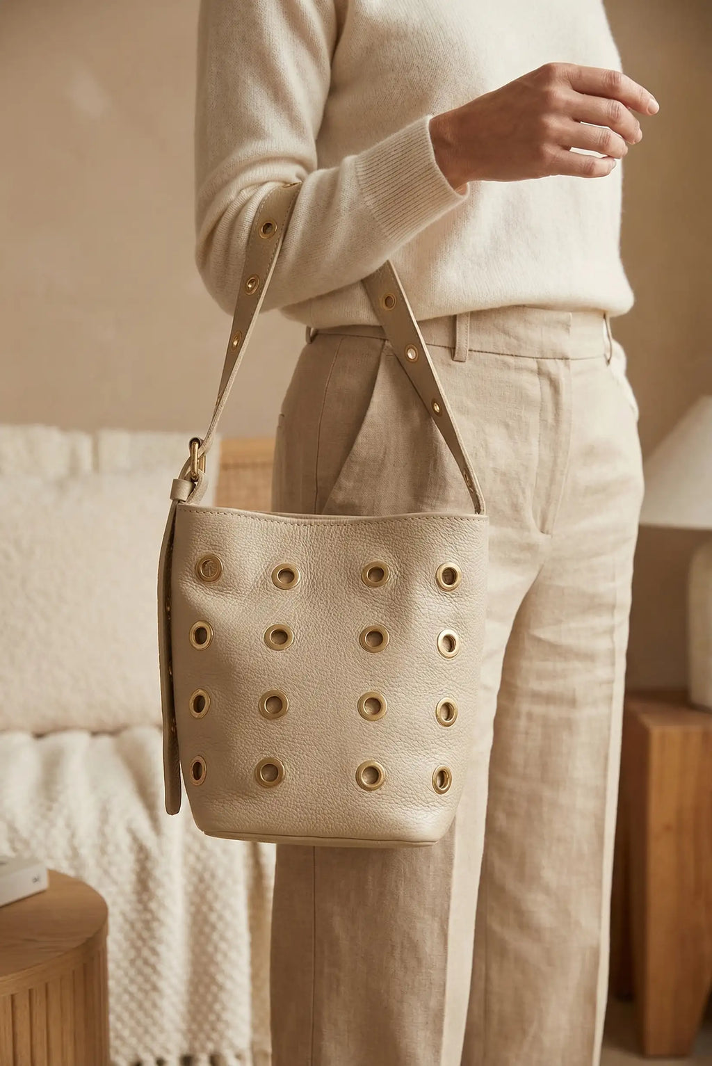 Bolso mujer bandolera con tachuelas doradas
