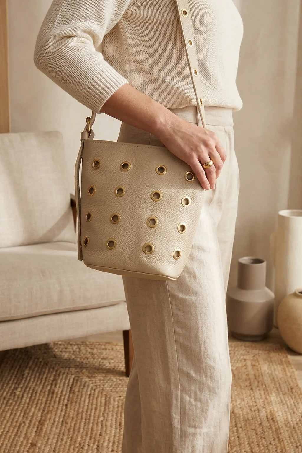 Bolso mujer bandolera con tachuelas doradas
