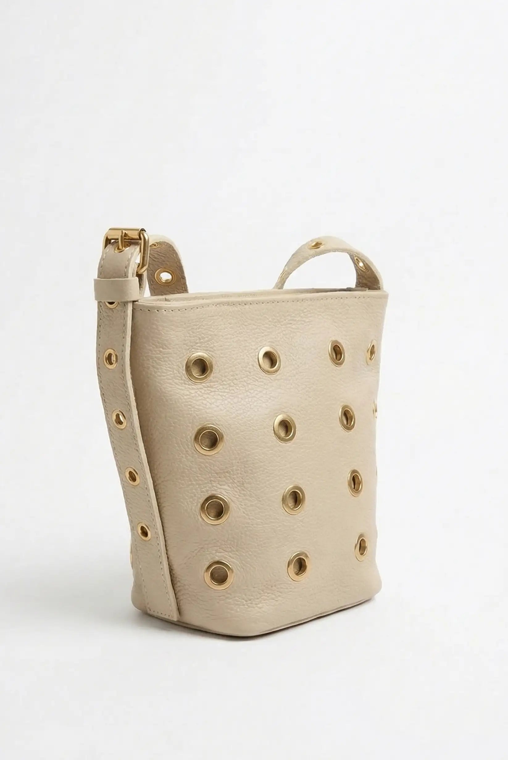 Bolso mujer bandolera con tachuelas doradas
