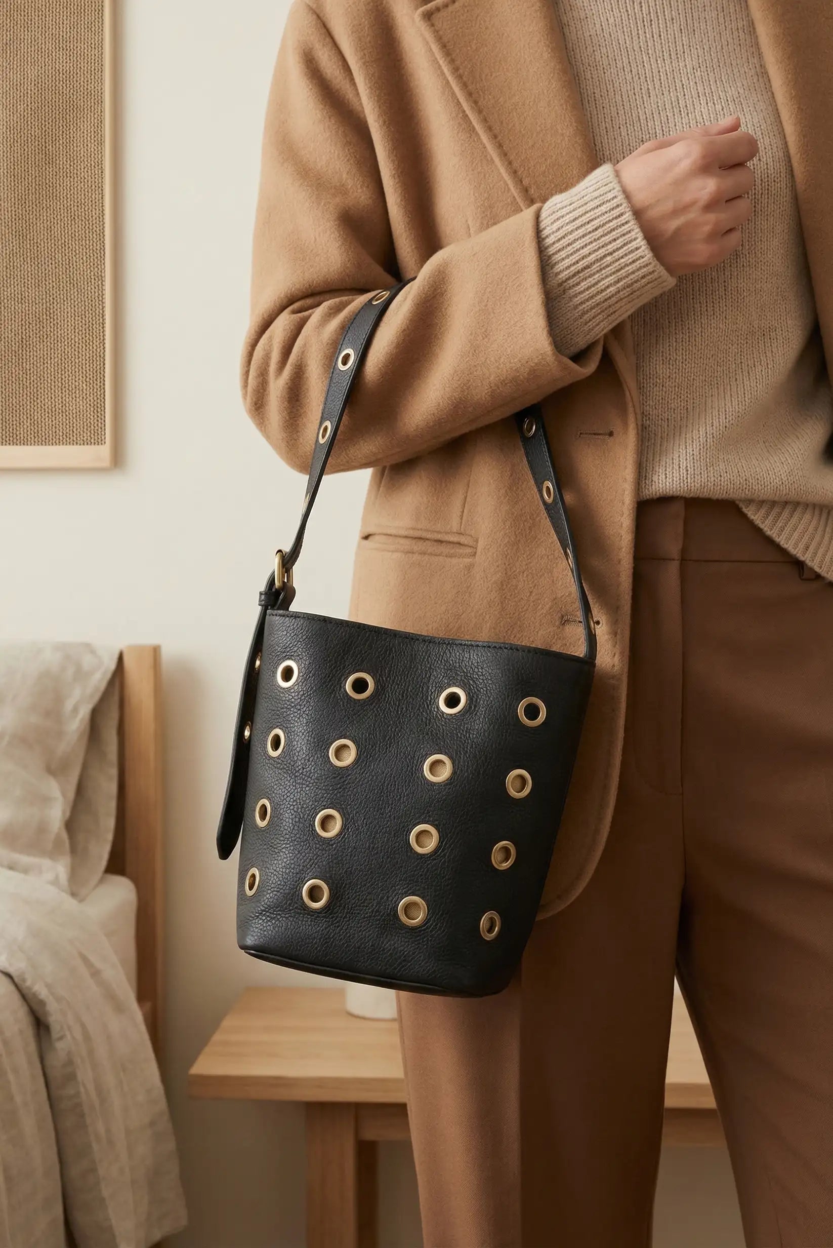 Bolso mujer bandolera con tachuelas doradas