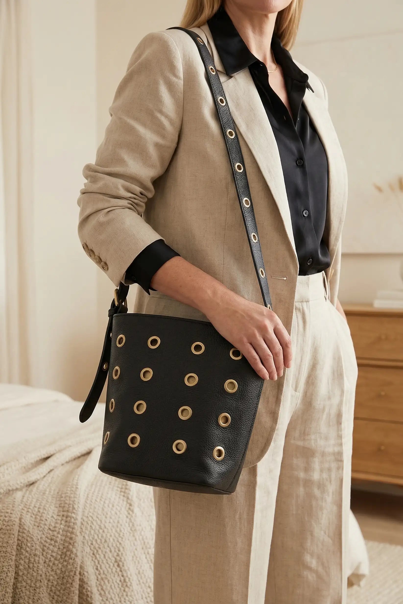 Bolso mujer bandolera con tachuelas doradas