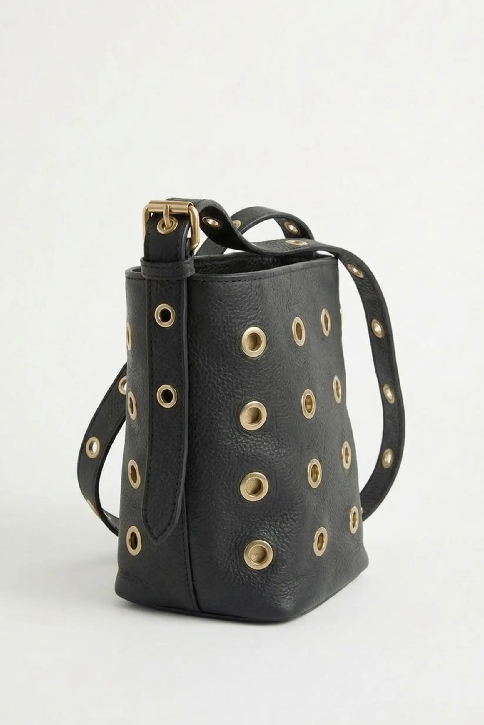 Bolso mujer bandolera con tachuelas doradas