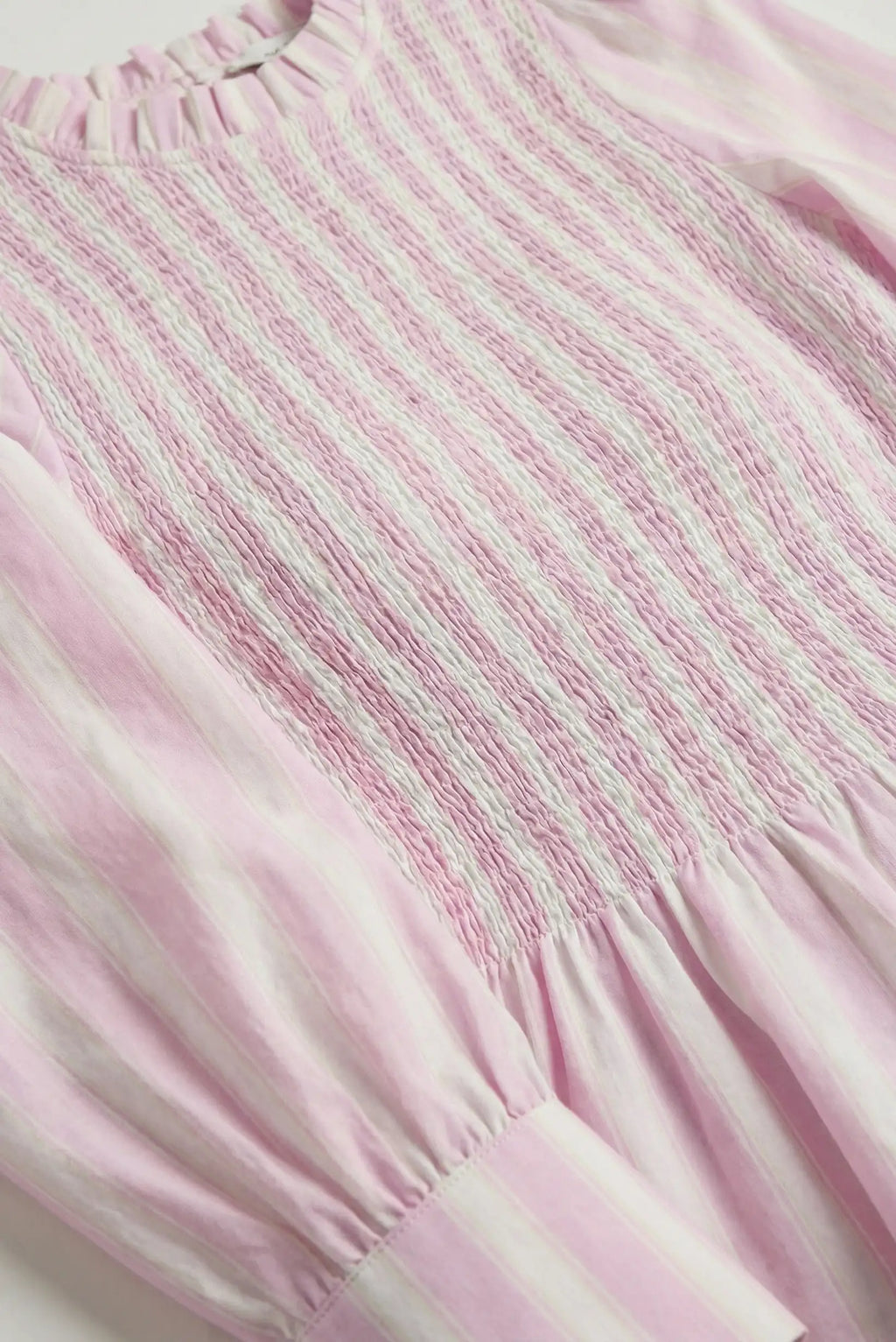 Blusa de mujer rosa con rayas y cuerpo fruncido tipo nido de abeja