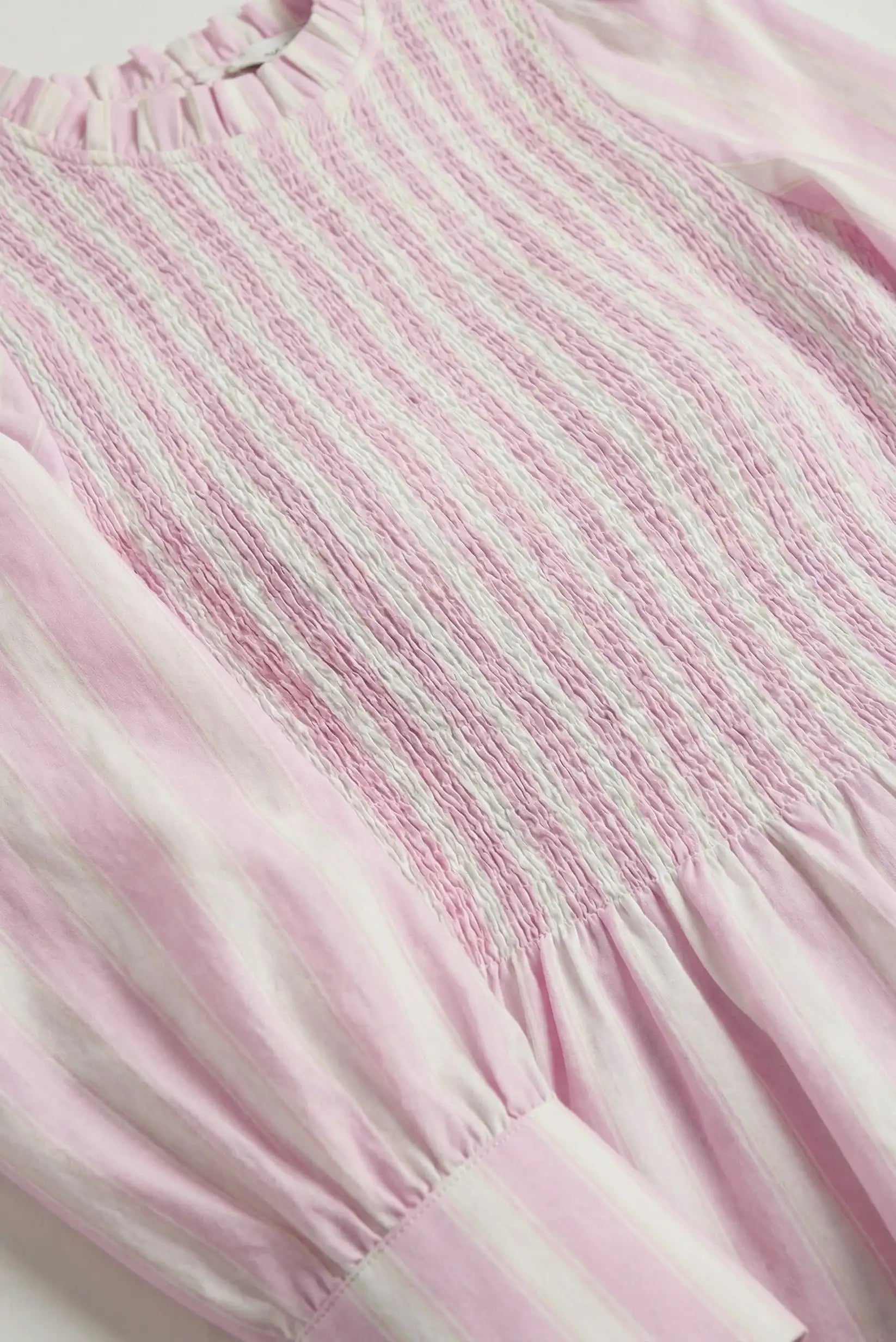 Blusa de mujer rosa con rayas y cuerpo fruncido tipo nido de abeja