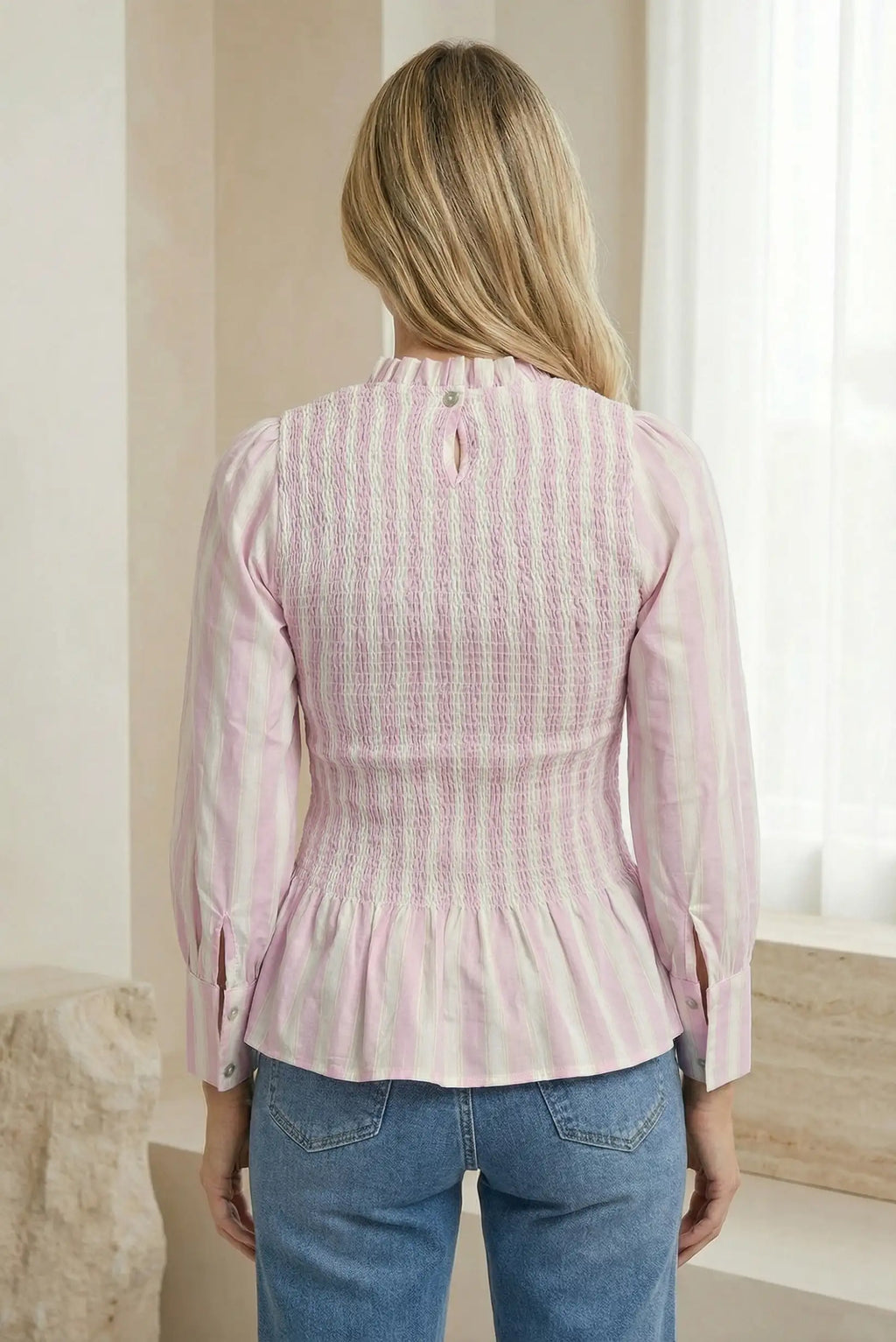 Blusa de mujer rosa con rayas y cuerpo fruncido tipo nido de abeja