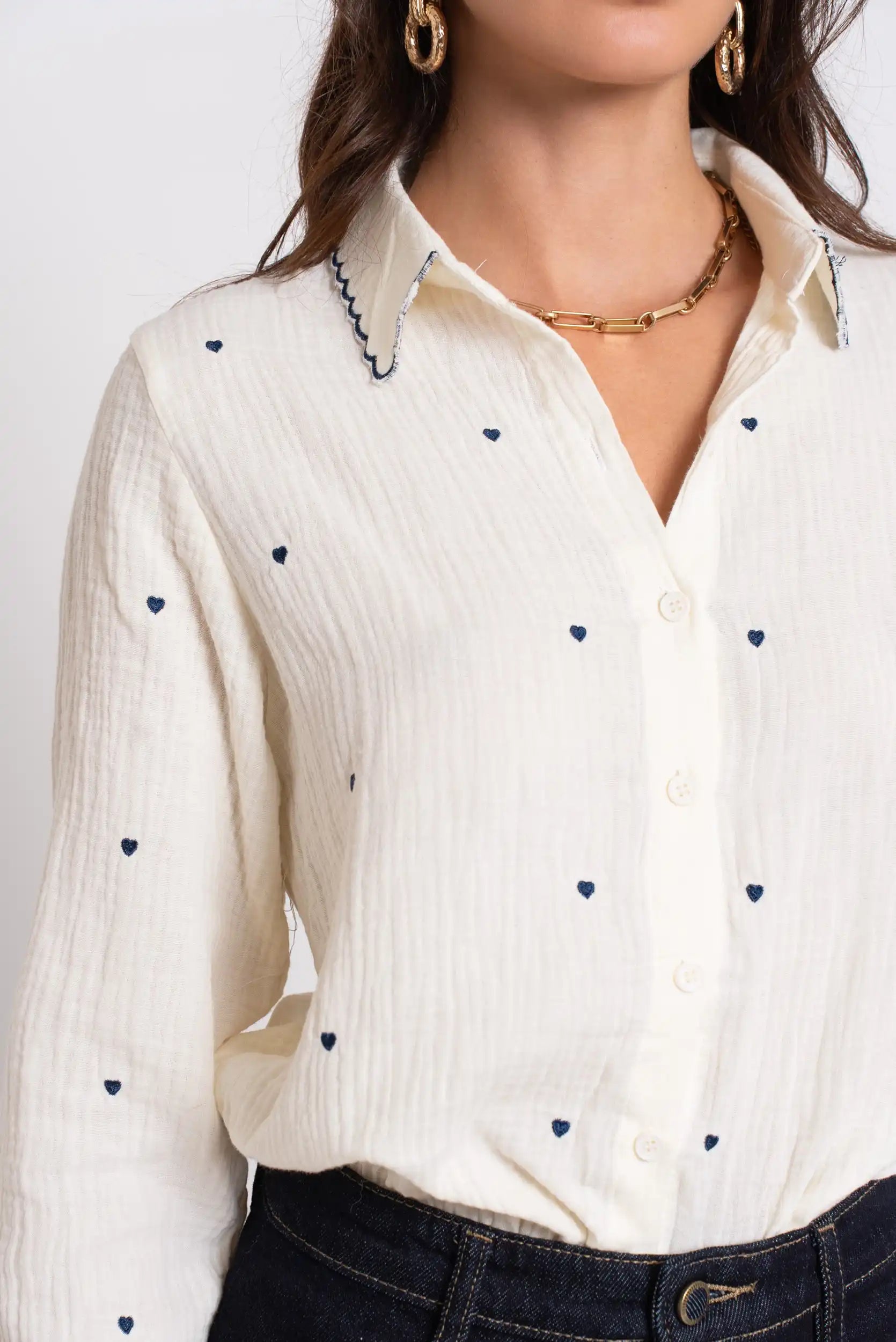 Camisa blanca mujer algodón bordada corazones azul cuello festoneado