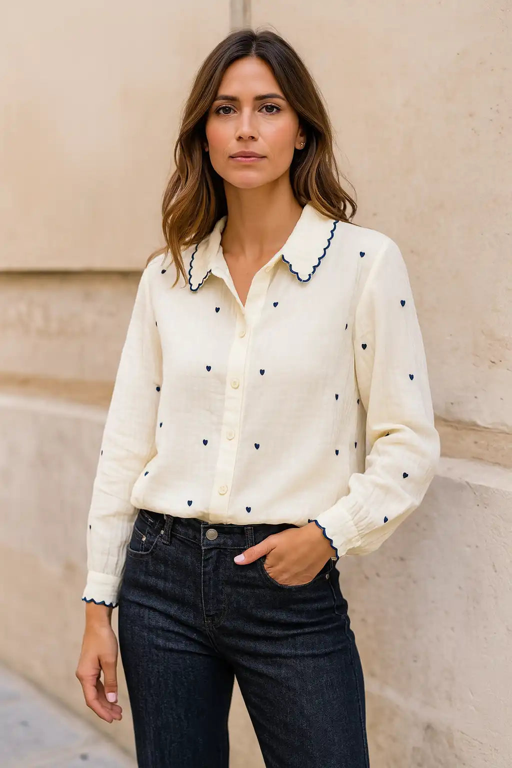 Camisa blanca mujer algodón bordada corazones azul cuello festoneado