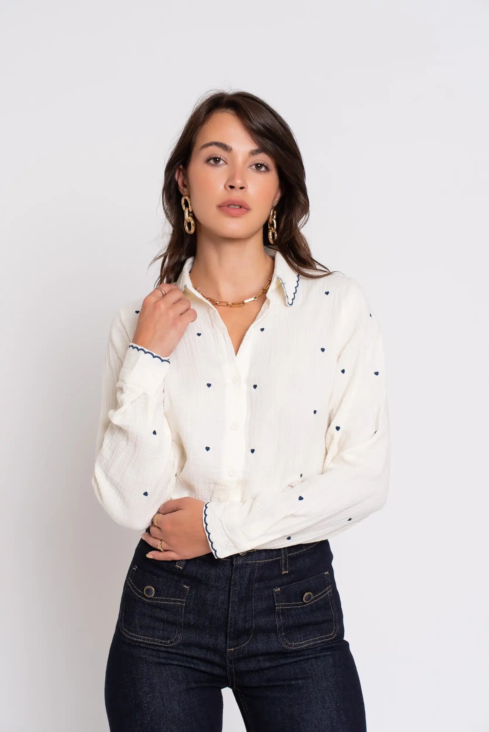 Camisa blanca mujer algodón bordada corazones azul cuello festoneado