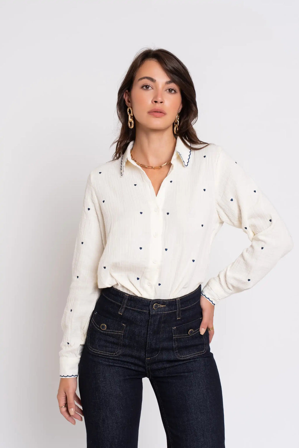 Camisa blanca mujer algodón bordada corazones azul cuello festoneado