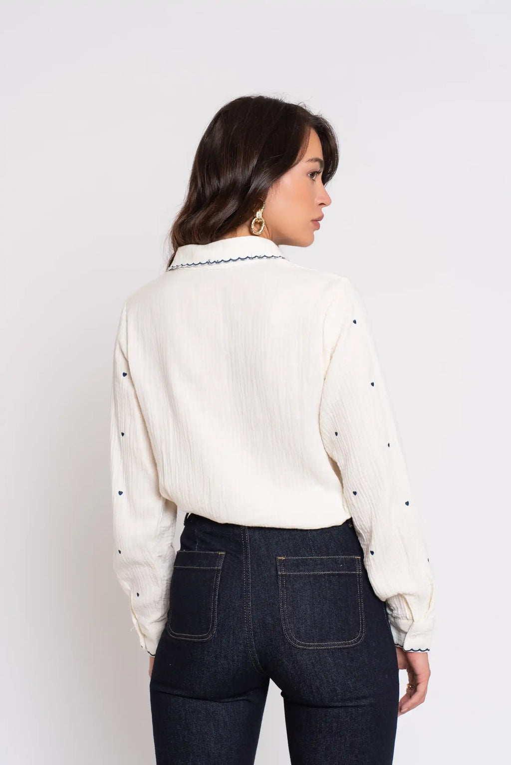 Camisa blanca mujer algodón bordada corazones azul cuello festoneado